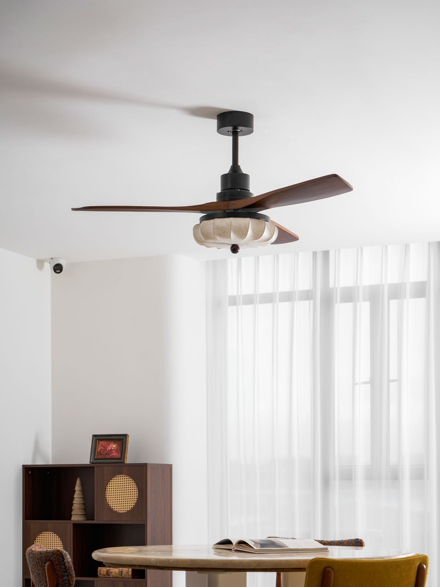 Jasper Bloom Deckenventilatorleuchte, die ihren modernen Stil zeigt