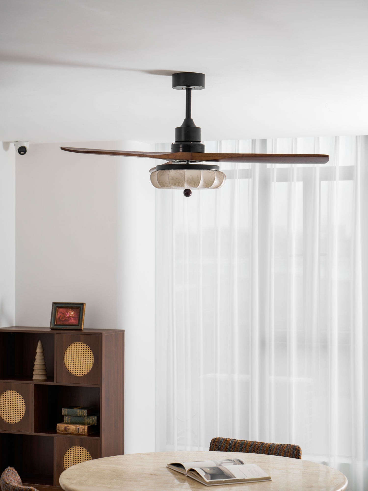 Jasper Bloom Deckenventilatorleuchte, mit eingeschaltetem Licht