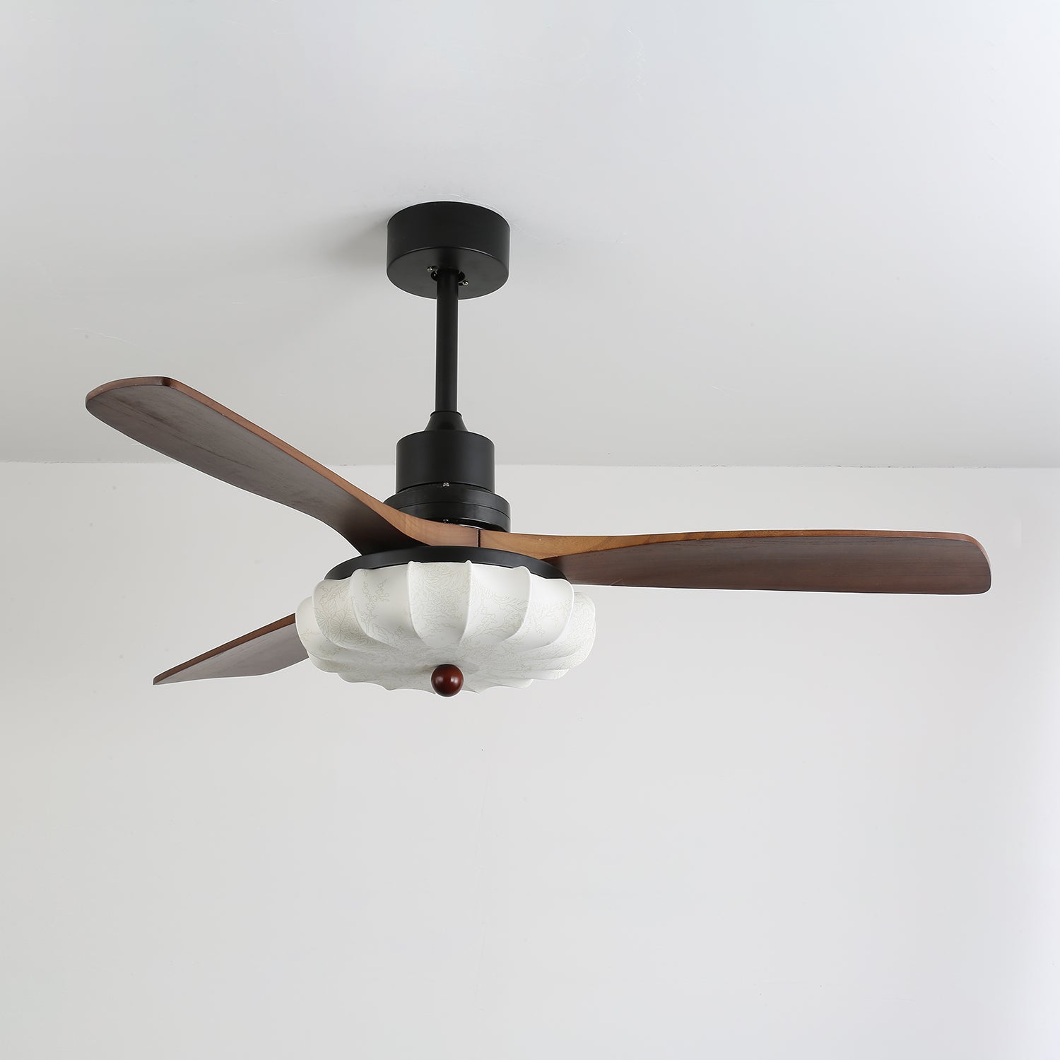 Detailansicht der Holzflügel des Ventra Deckenventilators