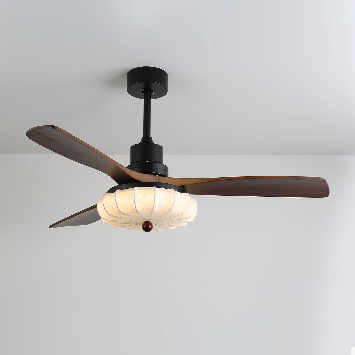 Nahaufnahme der Ventra Deckenventilatorleuchte mit schwarzem Metallrahmen und Holzflügeln