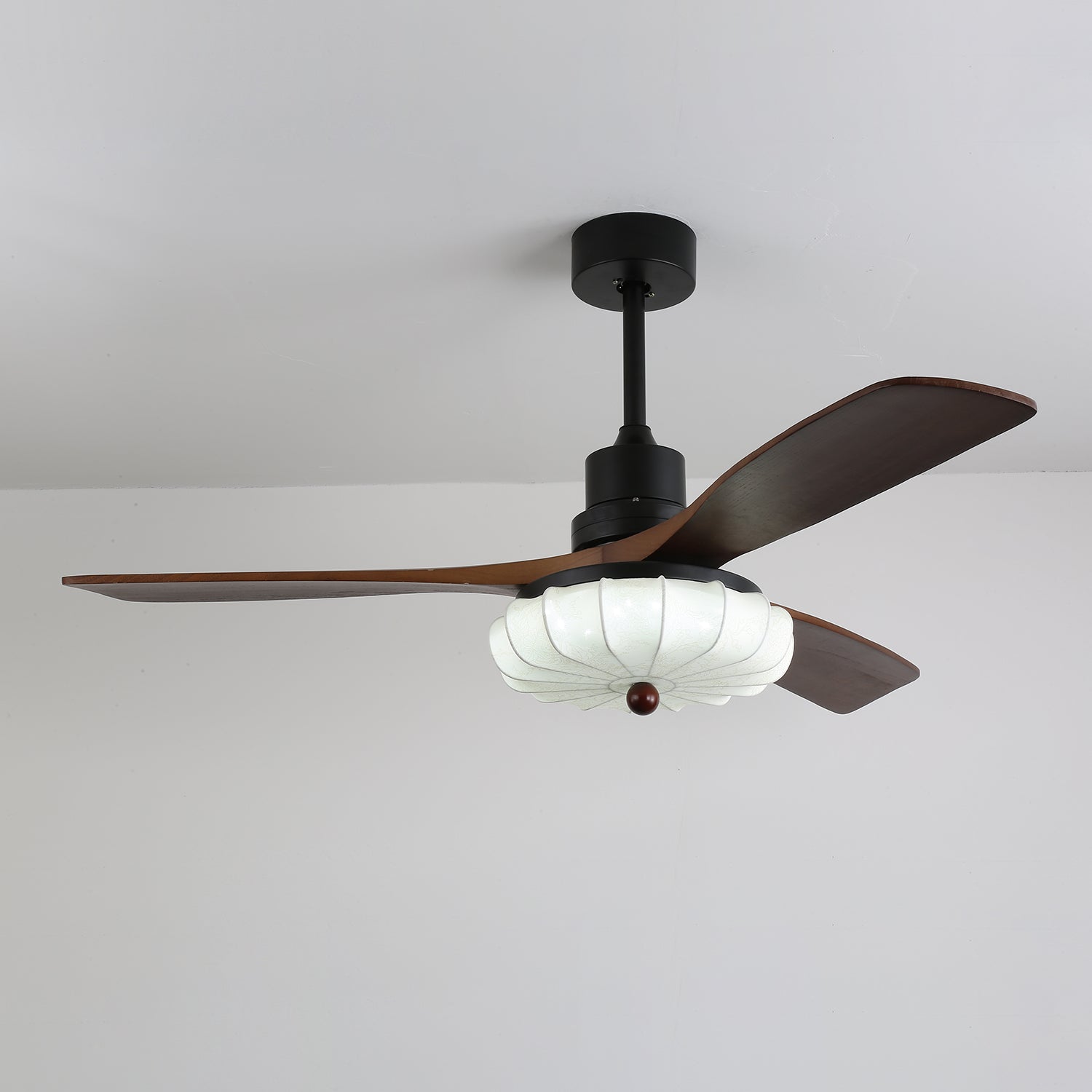Jasper Bloom Deckenventilatorleuchte, die den leisen Betrieb demonstriert