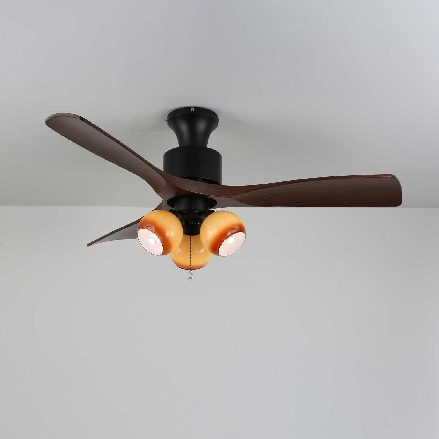 Nahaufnahme des Glasschirms der Gwen Vintage Deckenventilatorleuchte