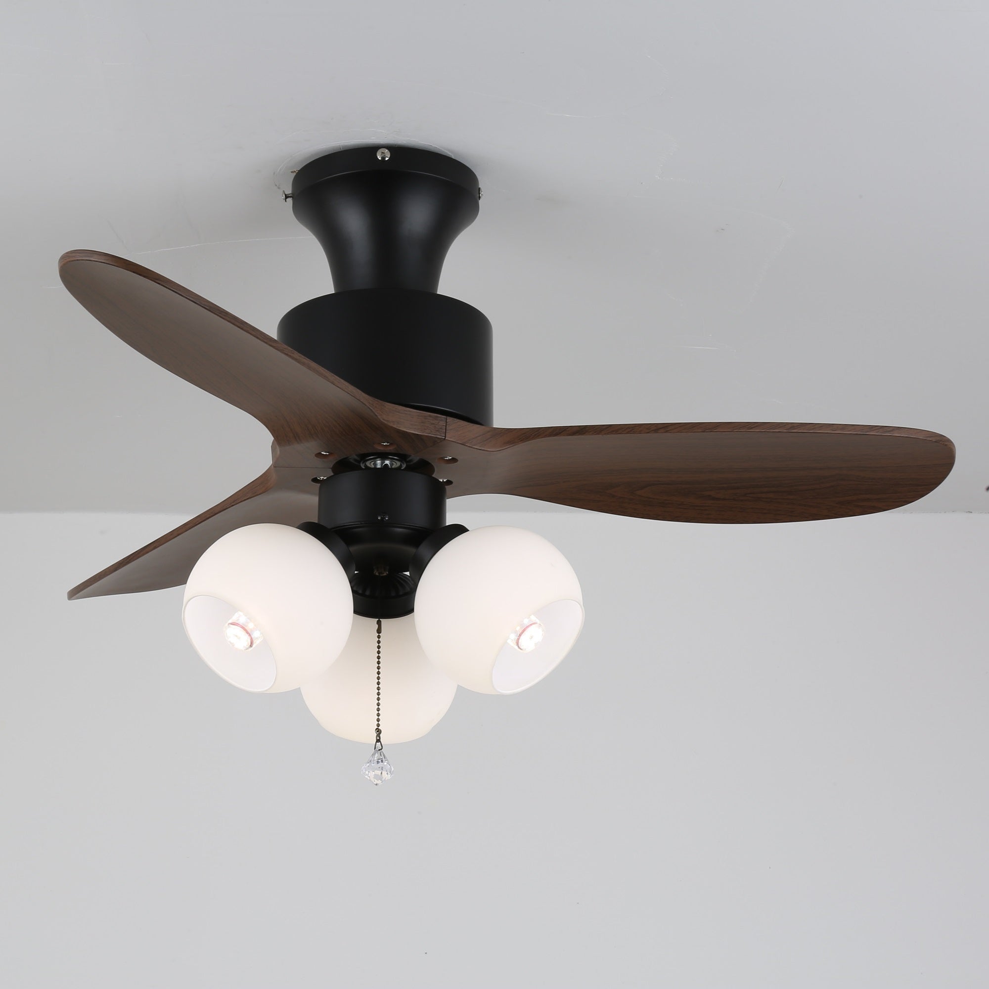 Blick von oben auf die Deckenventilatorleuchte mit Flügeldesign