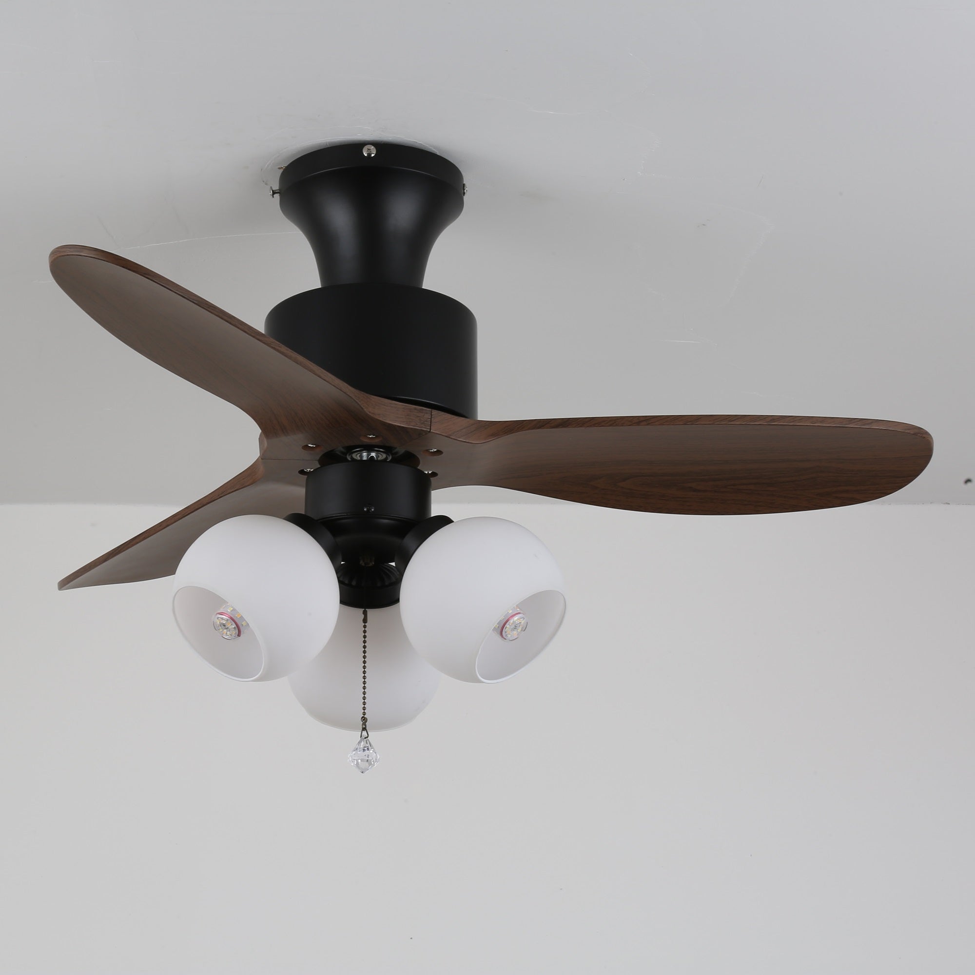 Gwen Vintage Deckenventilatorleuchte aus Glas, die einen Raum beleuchtet