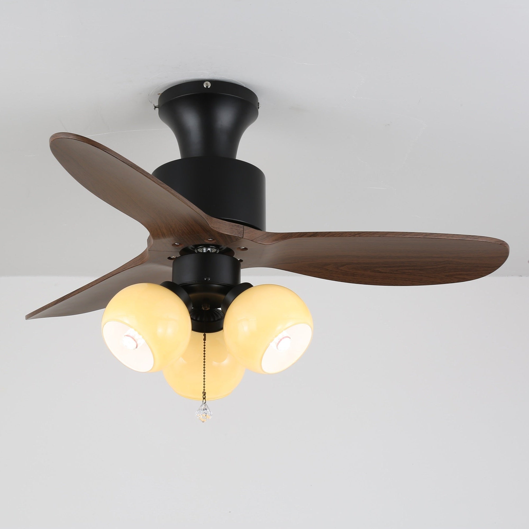 Gwen Vintage Deckenventilatorleuchte aus Glas in einem Schlafzimmer