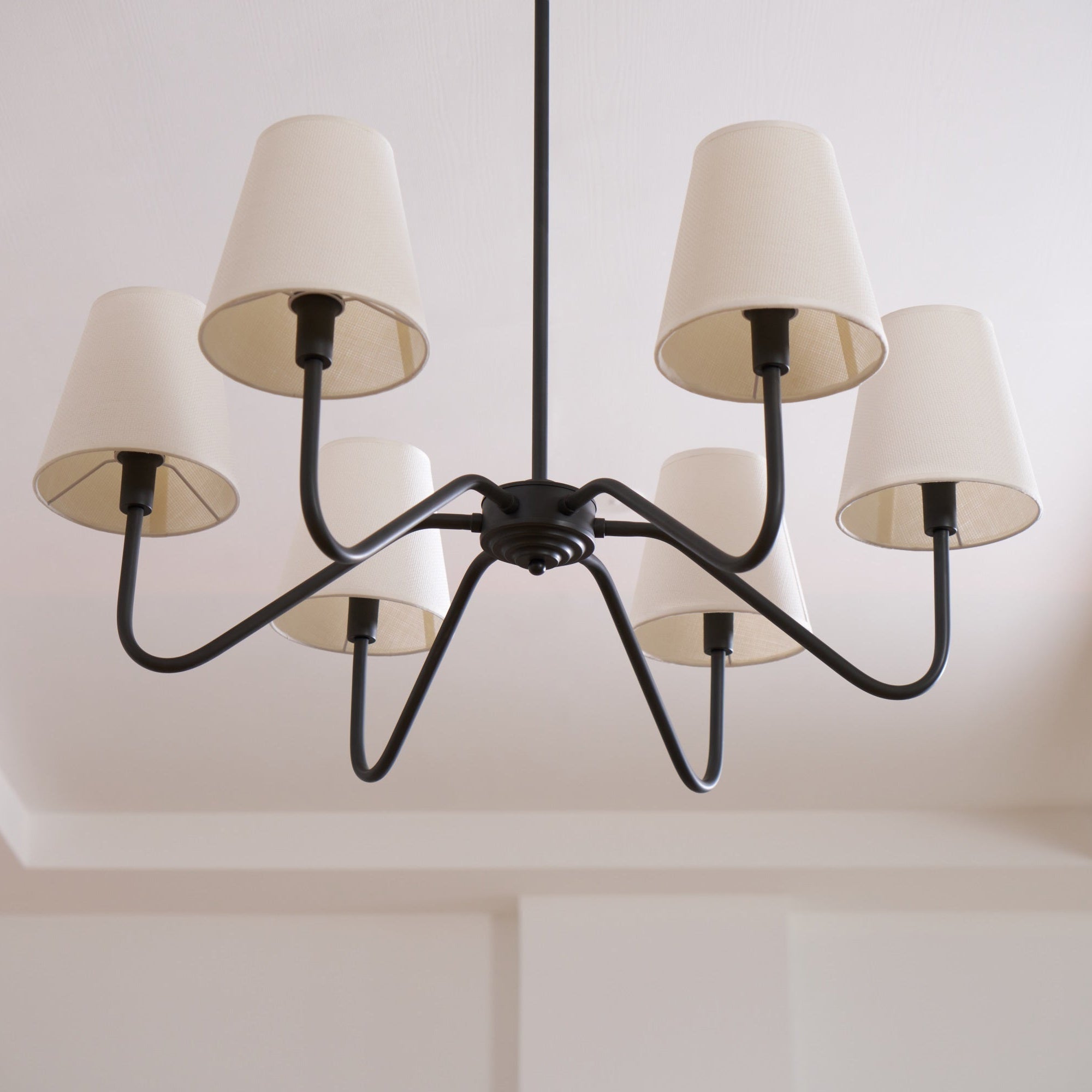 Aurvarira Lumos Klassischer Kronleuchter aus Schwarzem Stoff-Letslighting