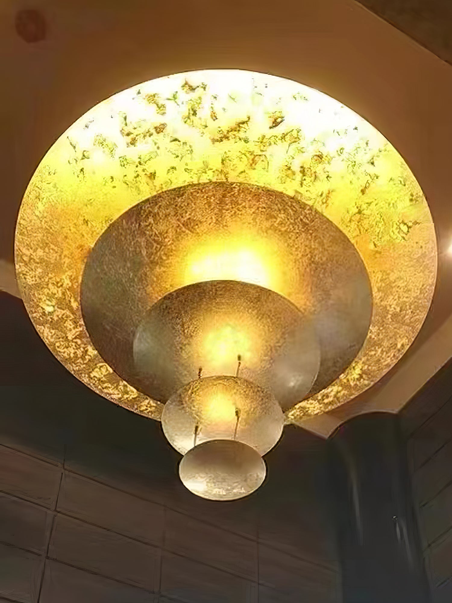 Zathaara Mehrlagige Pendelleuchte aus Goldfolie-Letslighting