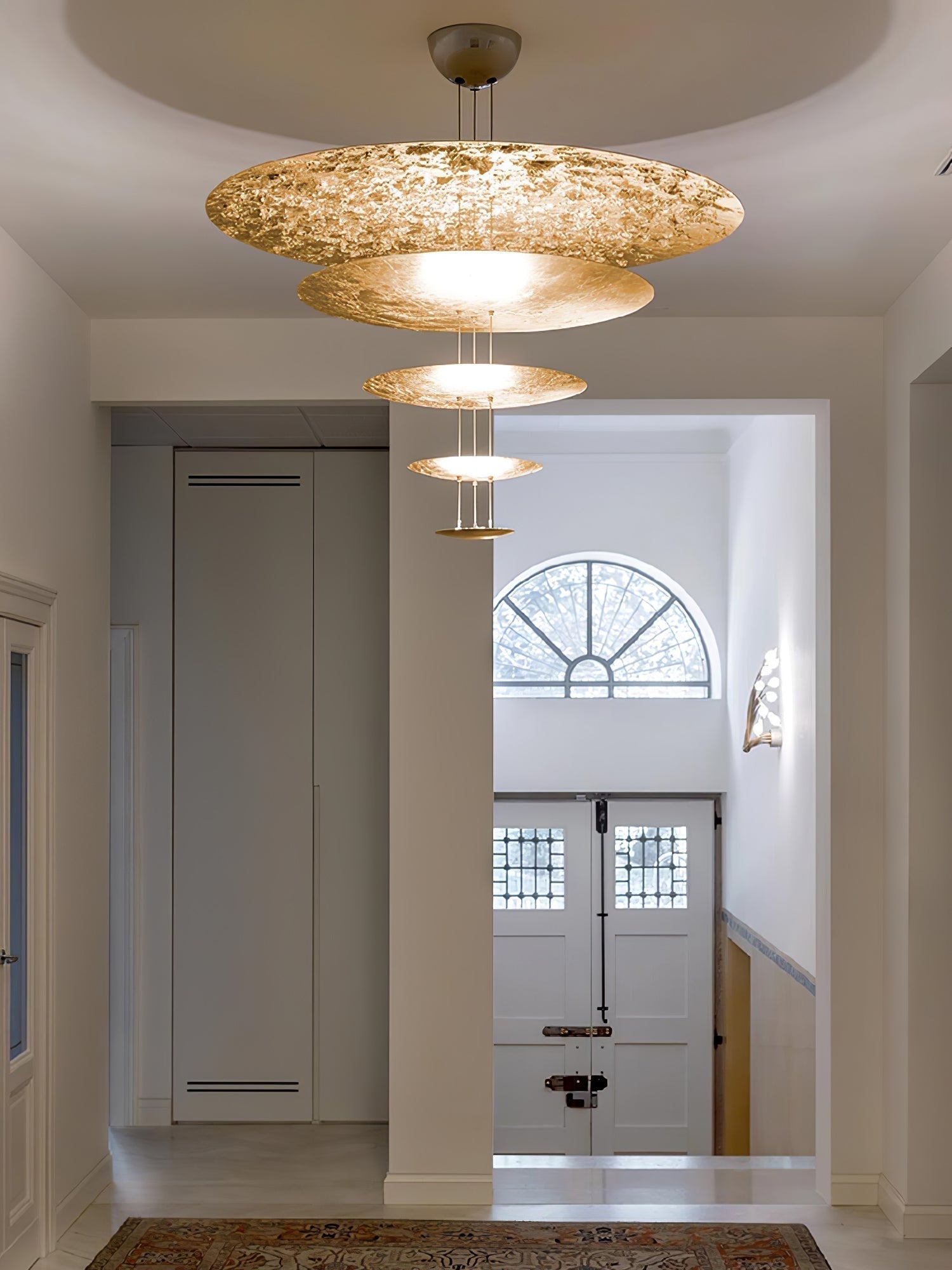 Zathaara Mehrlagige Pendelleuchte aus Goldfolie-Letslighting