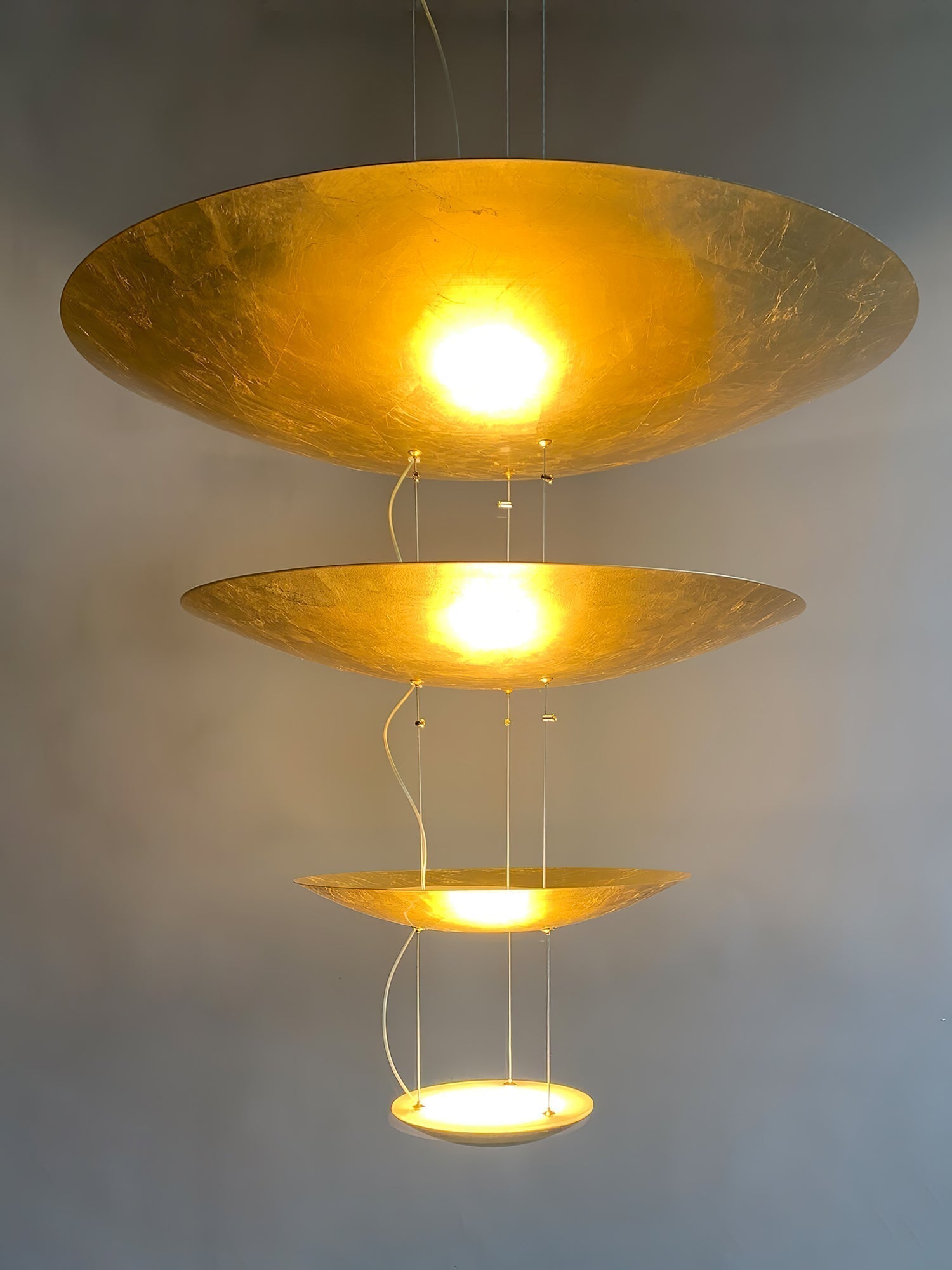 Zathaara Mehrlagige Pendelleuchte aus Goldfolie-Letslighting
