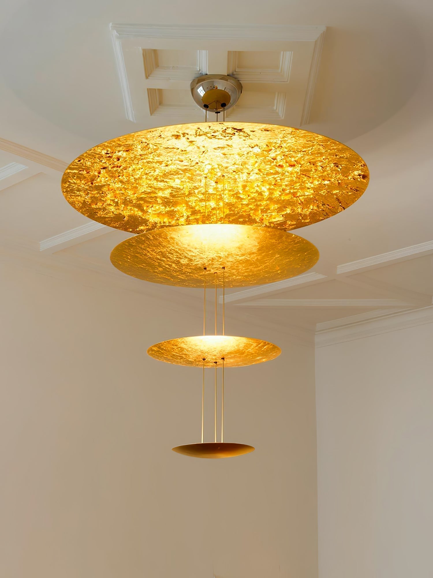 Zathaara Mehrlagige Pendelleuchte aus Goldfolie-Letslighting
