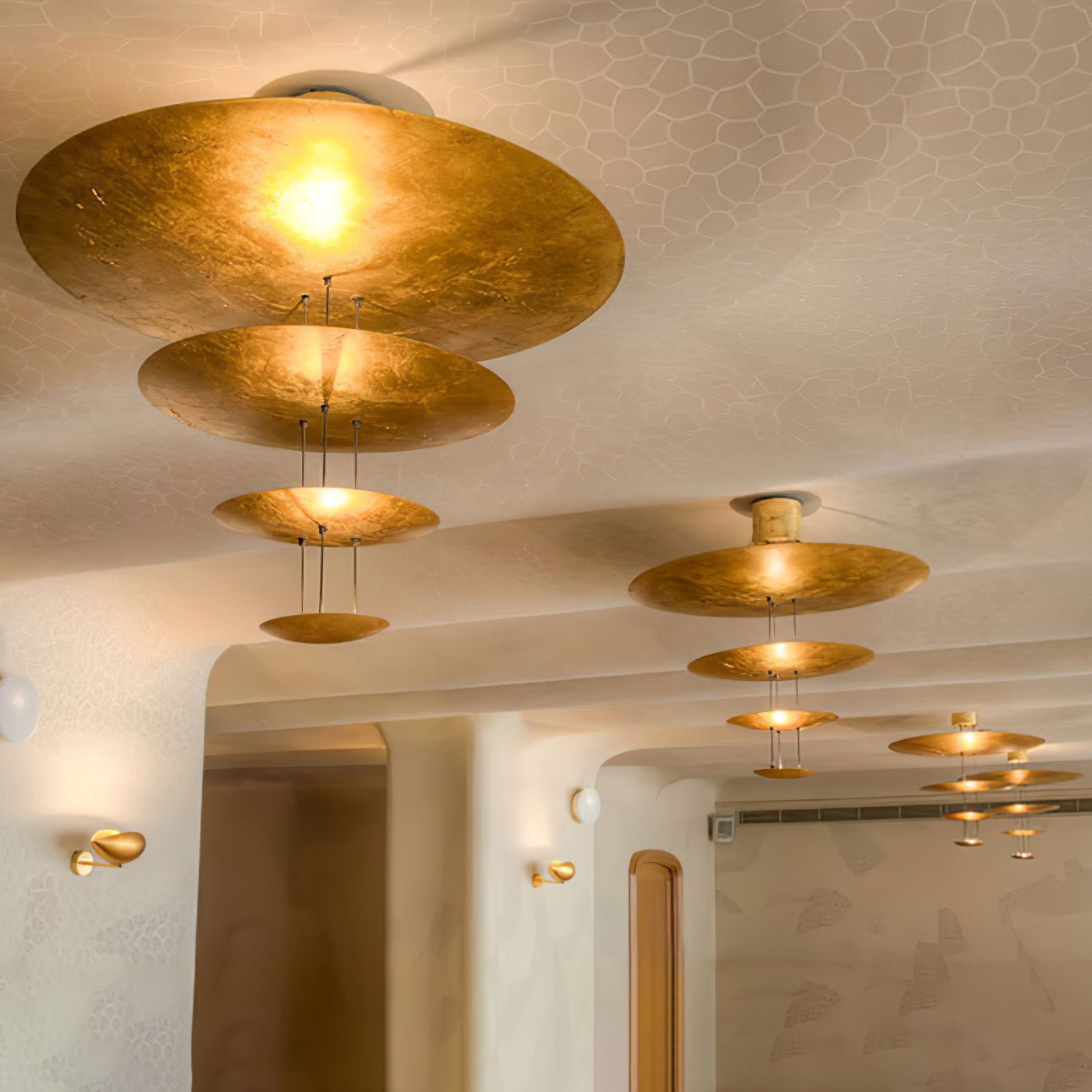 Zathaara Mehrlagige Pendelleuchte aus Goldfolie-Letslighting