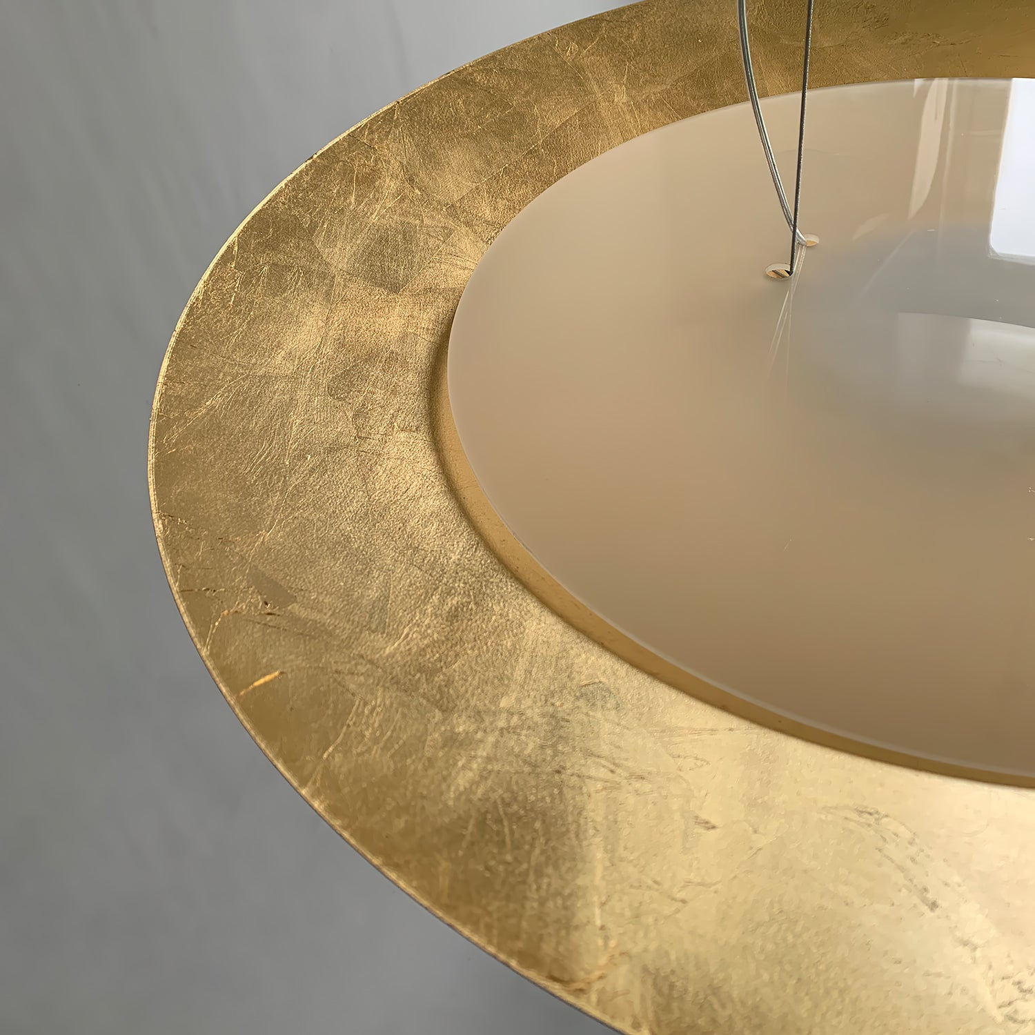 Zathaara Mehrlagige Pendelleuchte aus Goldfolie-Letslighting