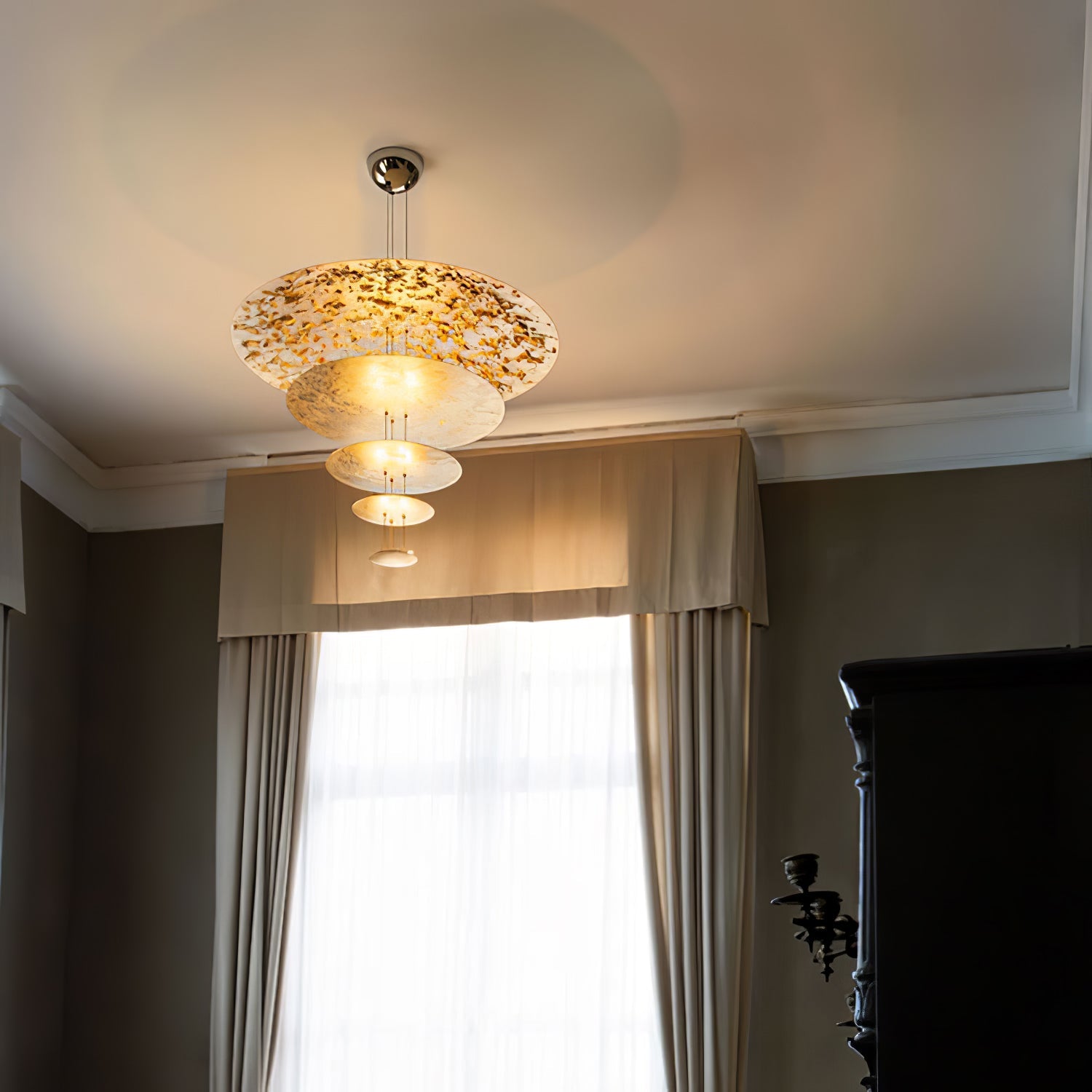 Zathaara Mehrlagige Pendelleuchte aus Goldfolie-Letslighting