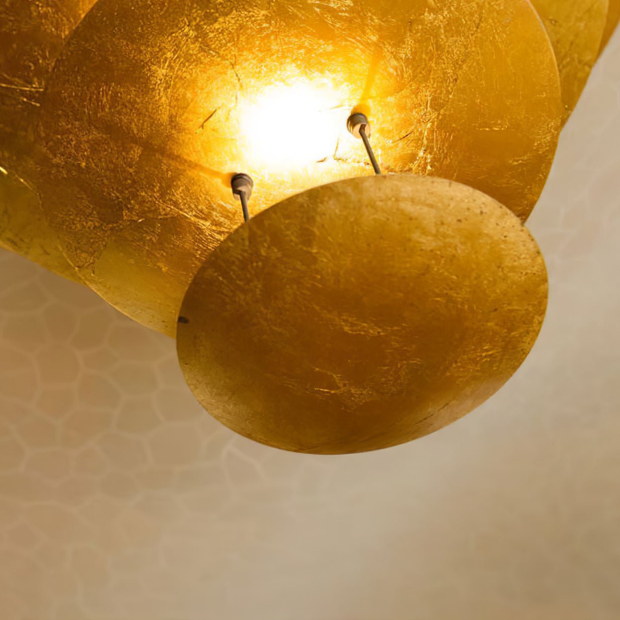 Zathaara Mehrlagige Pendelleuchte aus Goldfolie-Letslighting