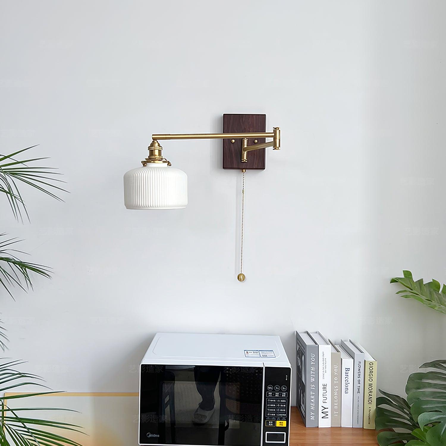 Piper Vintage Wandleuchte aus Walnuss-Messing-Letslighting
