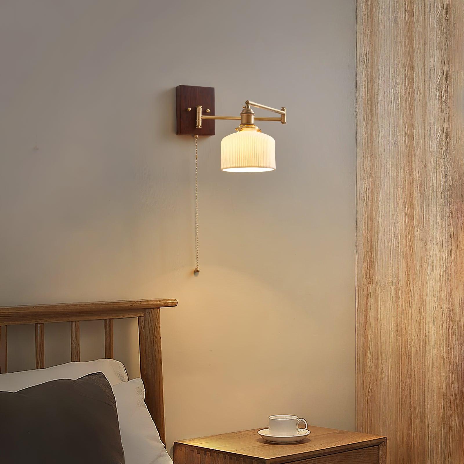 Piper Vintage Wandleuchte aus Walnuss-Messing-Letslighting