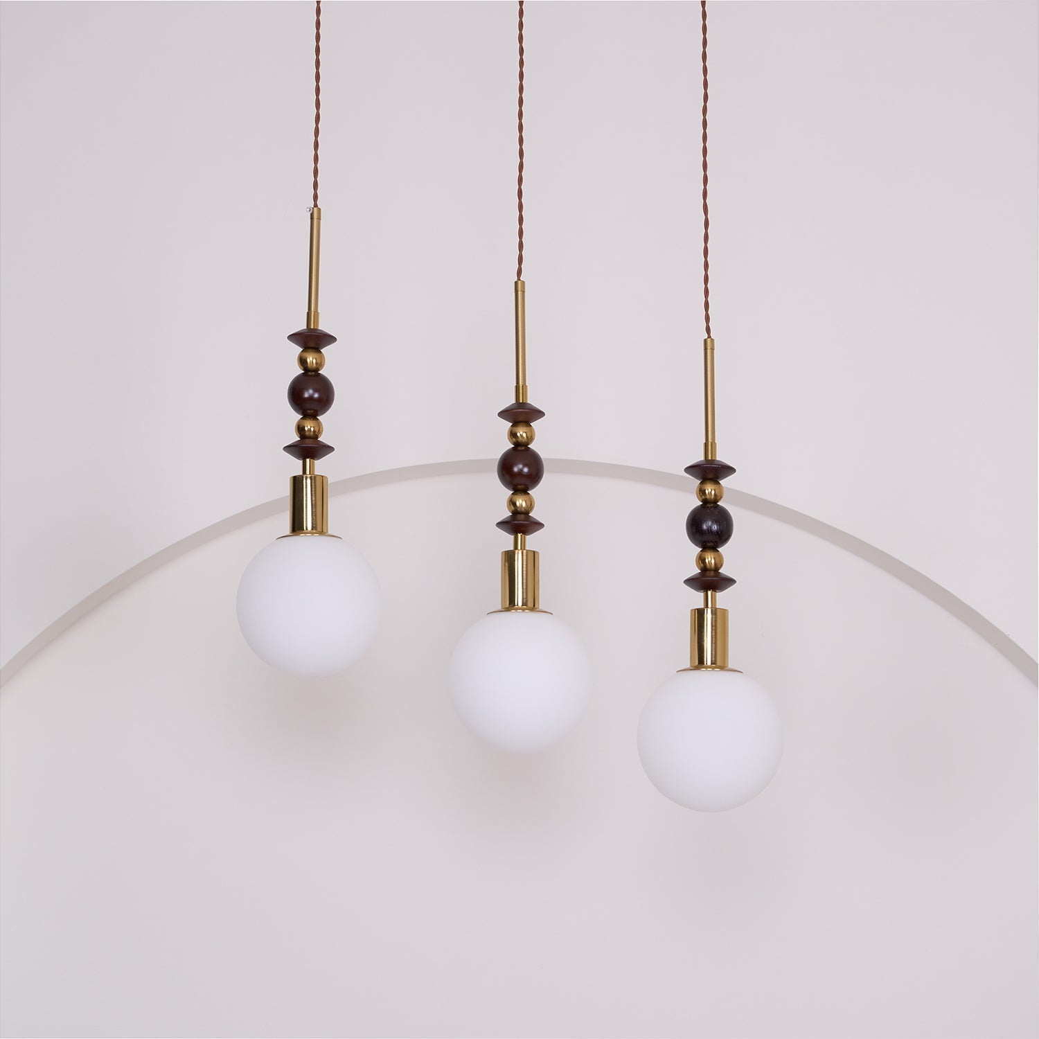 Norn Vintage-Globus-Pendelleuchte mit Holzperlen