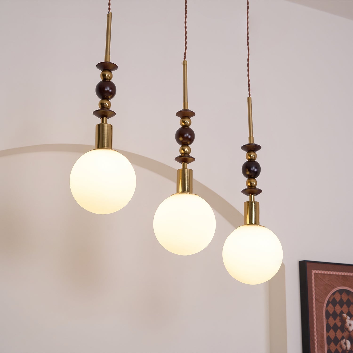 Norn Vintage-Globus-Pendelleuchte mit Holzperlen