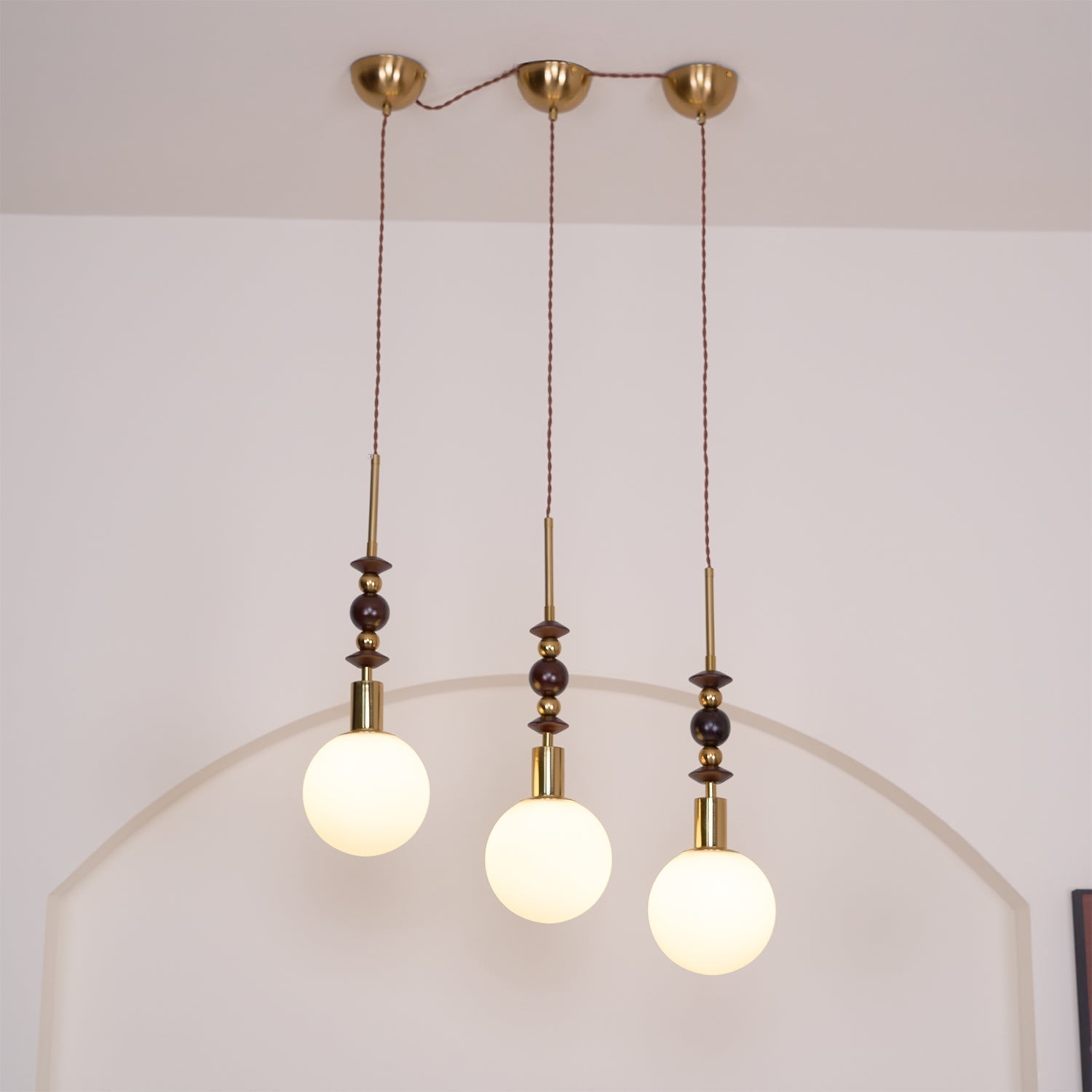 Norn Vintage-Globus-Pendelleuchte mit Holzperlen