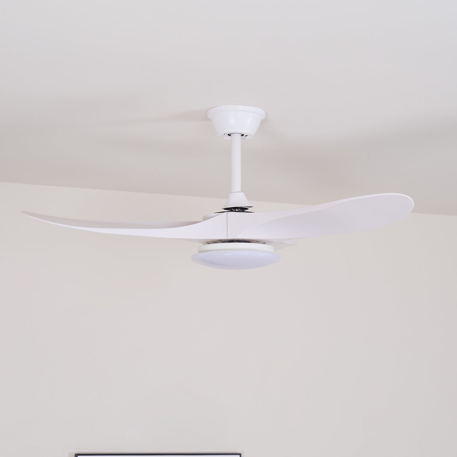 Velix Moderner Holz-Deckenventilator mit Beleuchtung, fest verdrahtet für sichere Installation