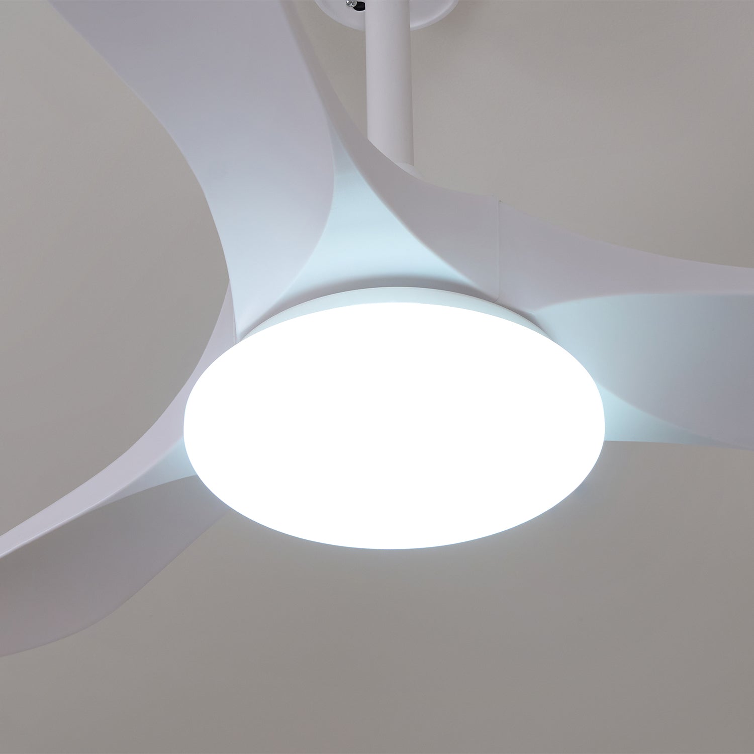 NovaVent Deckenventilatorleuchte in einer Innenumgebung.