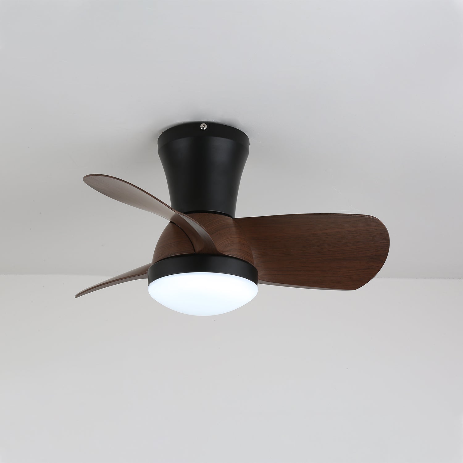 Avelo Moderner Deckenventilator mit Holzoptik, Nahaufnahme der Walnussholzflügel