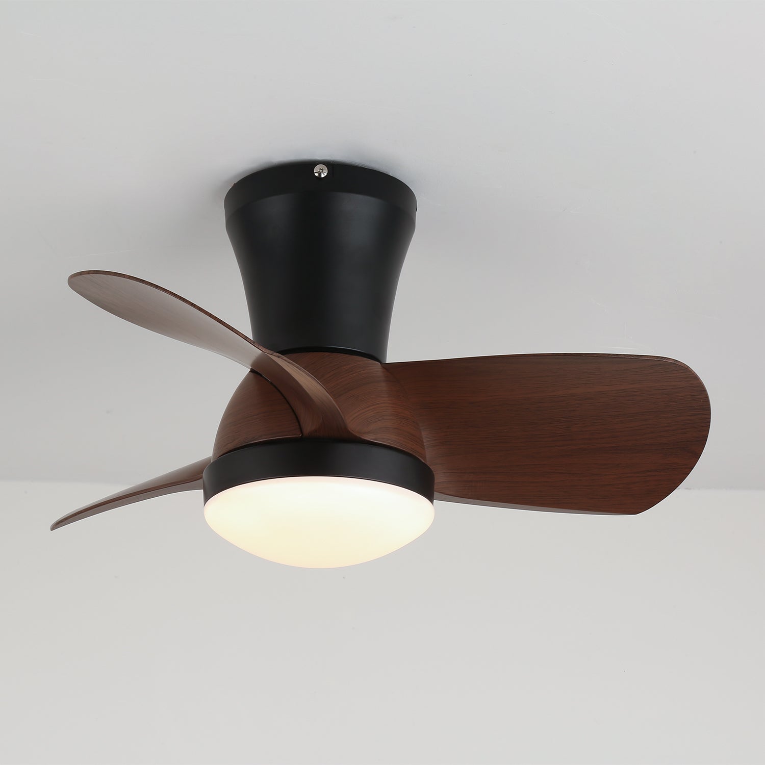 Avelo Moderner Deckenventilator mit Holzoptik, Ansicht von unten, Ventilator in Bewegung