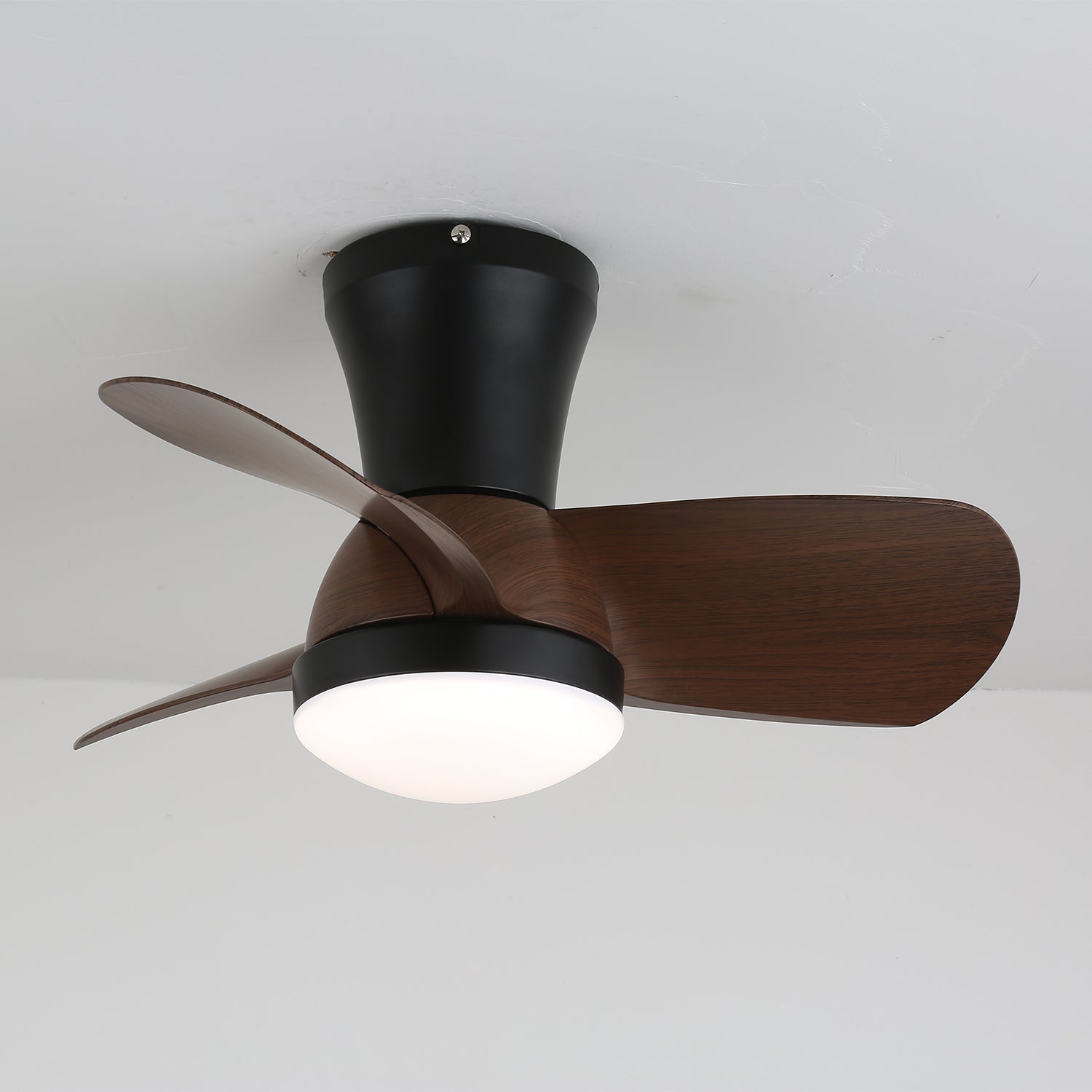 Avelo Moderner Deckenventilator mit Holzoptik, installiert in einem modernen Wohnzimmer