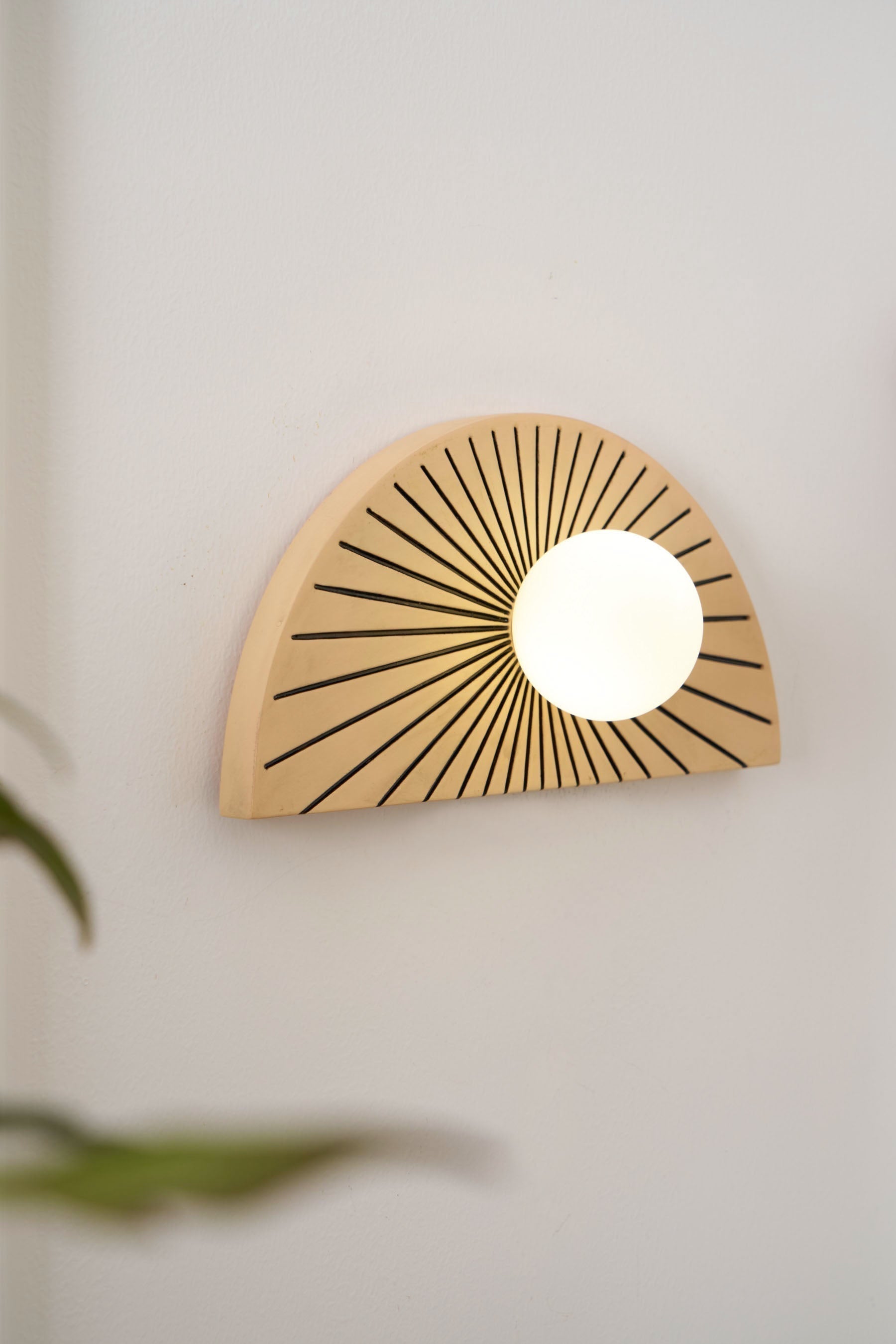 Nytheos Wandleuchte aus Harzglas-Letslighting