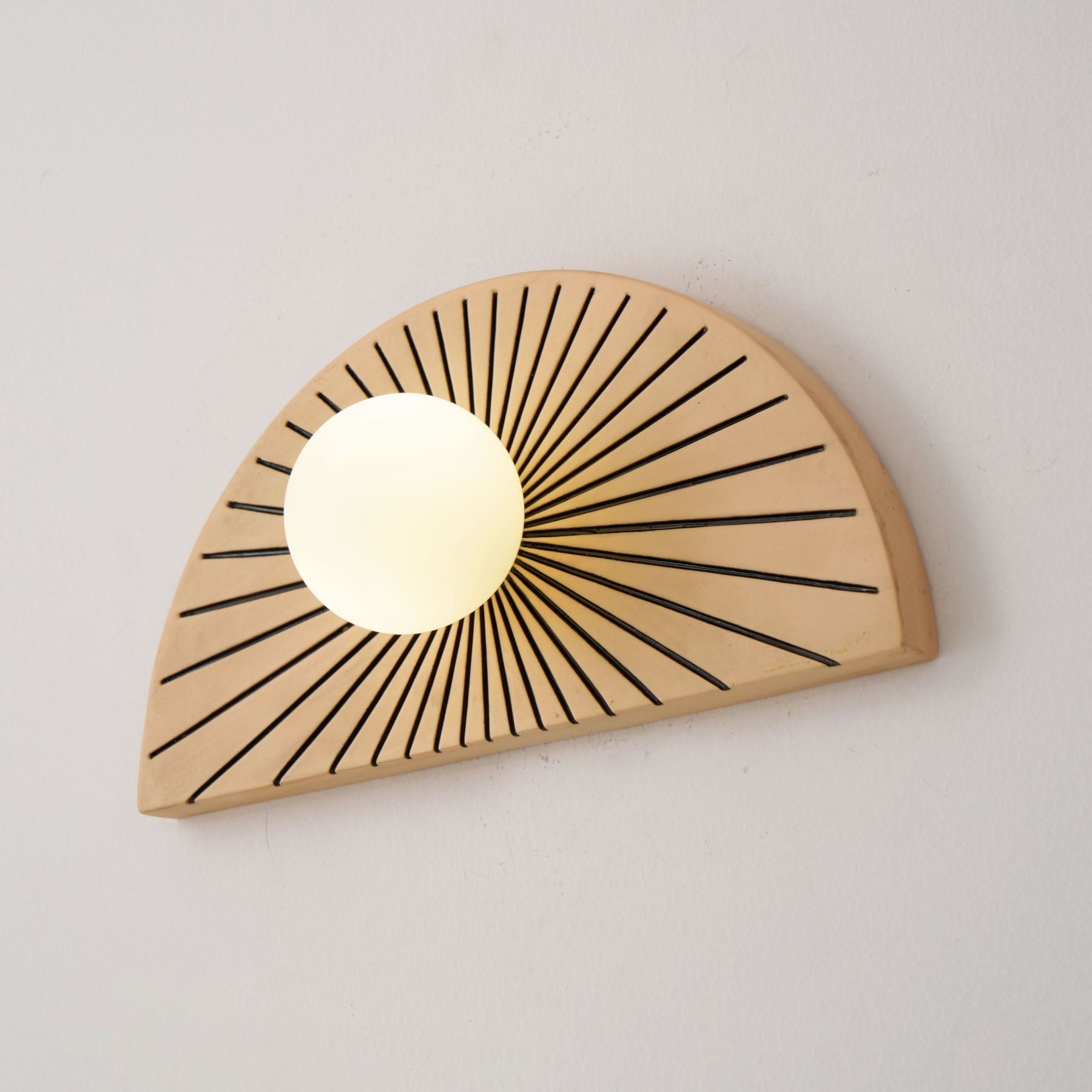 Nytheos Wandleuchte aus Harzglas-Letslighting
