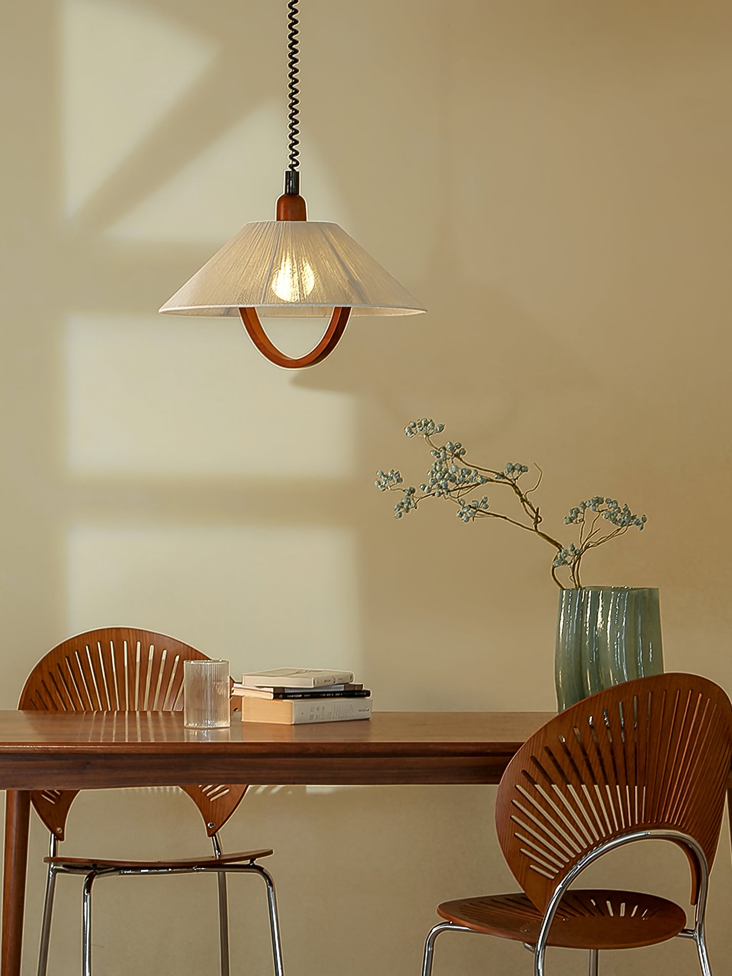 Eleanor Minimalistische Pendelleuchte aus Holz und Stoff-Letslighting