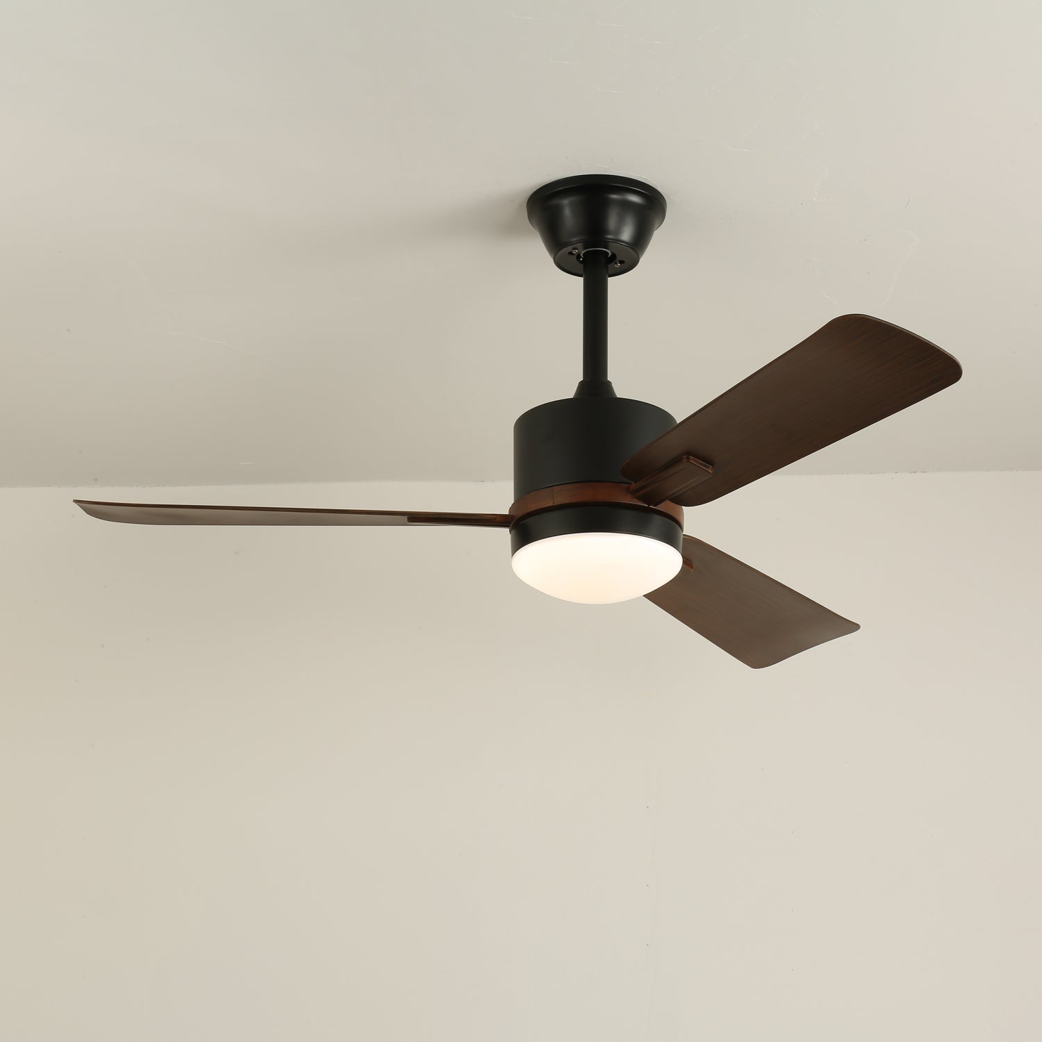 Seitenansicht des Designs der Zeyra modernen Deckenventilatorleuchte aus Holz
