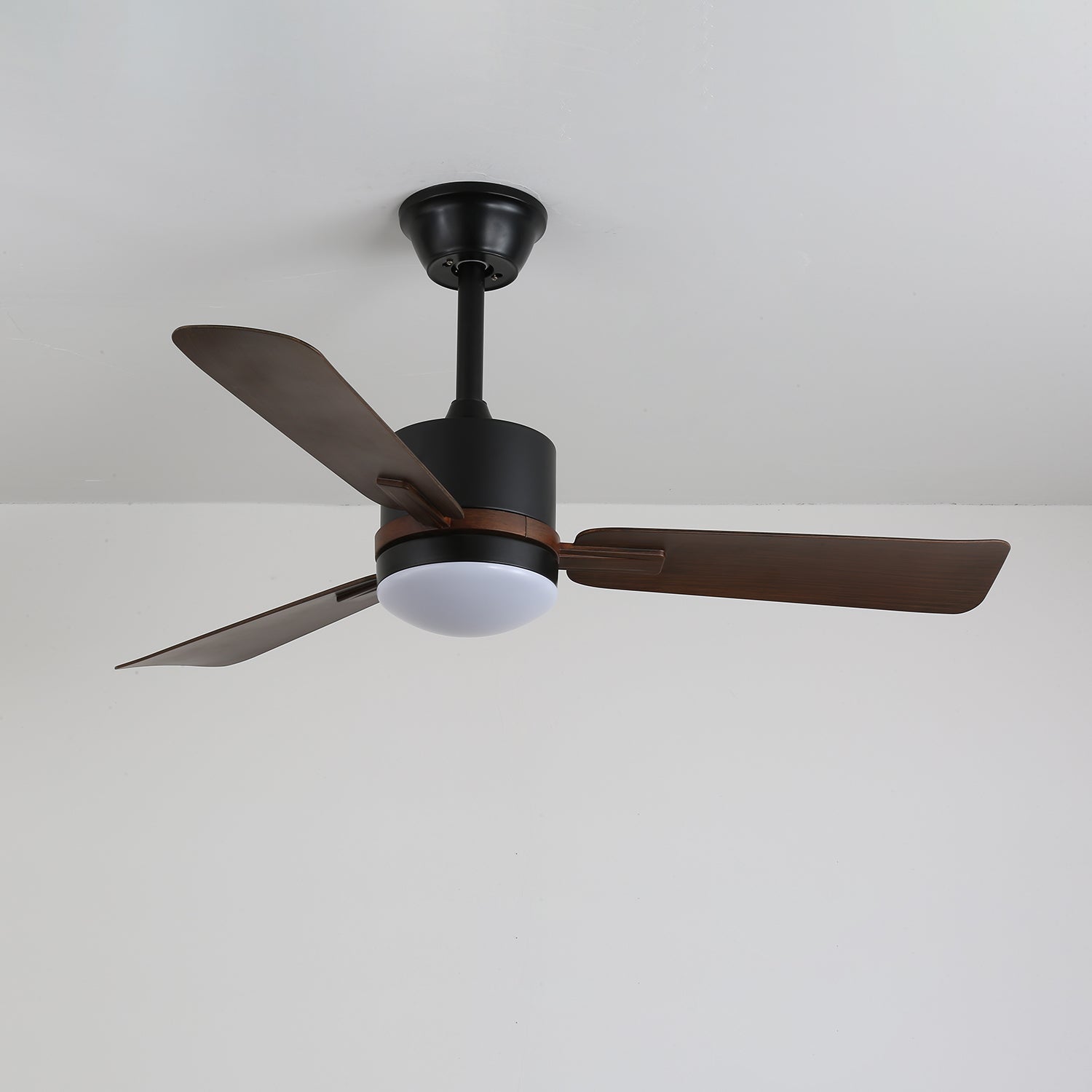 Zeyra moderne Deckenventilatorleuchte in einem zeitgenössischen Wohnzimmerambiente
