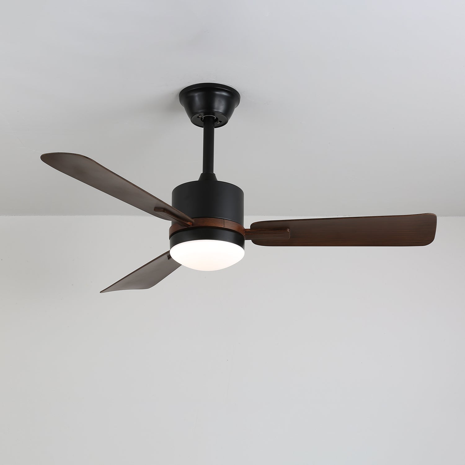 Detail des Metallrahmens und des Acrylschirms der Zeyra Ventilatorleuchte