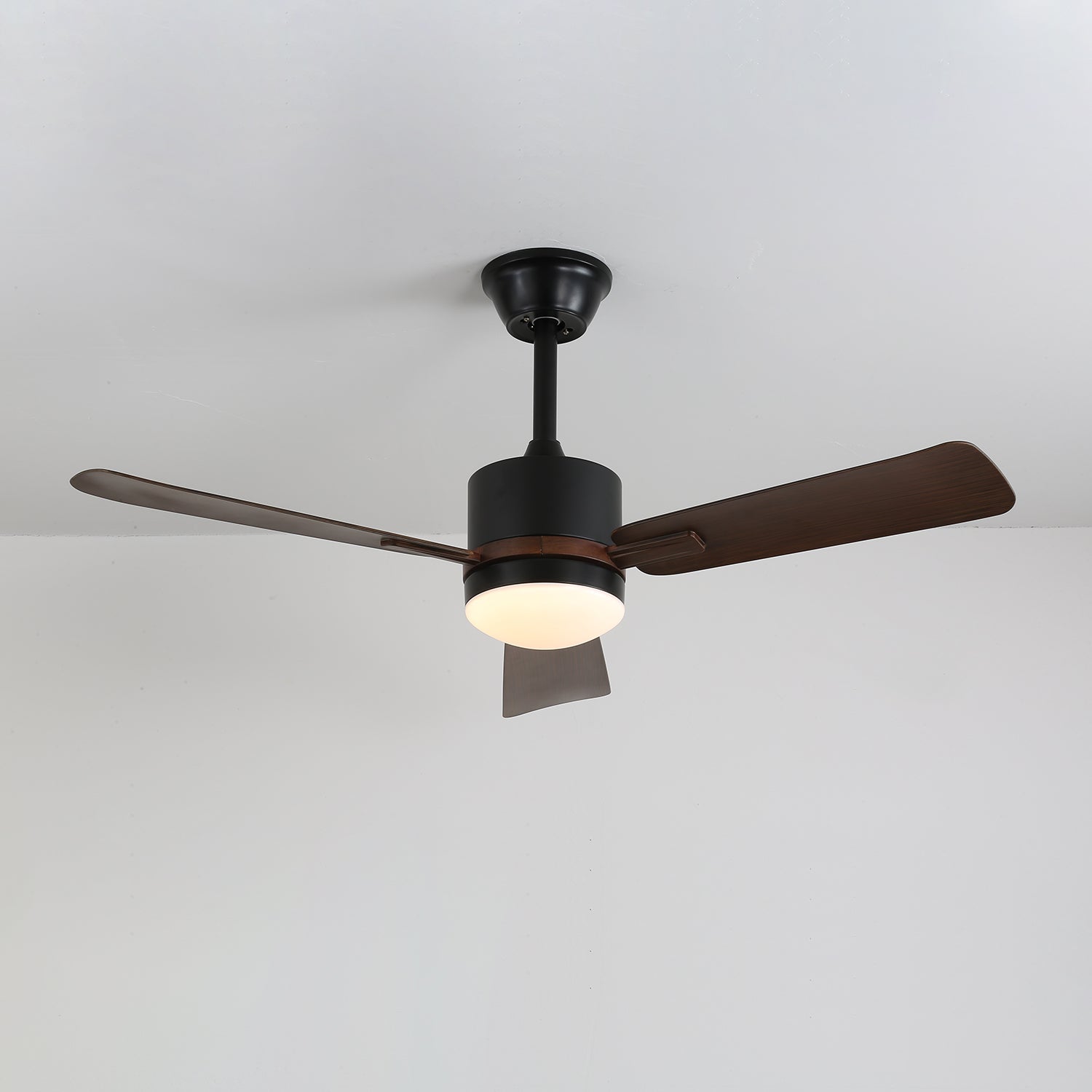 Zeyra Ventilatorleuchte präsentiert ihre integrierte LED-Beleuchtung