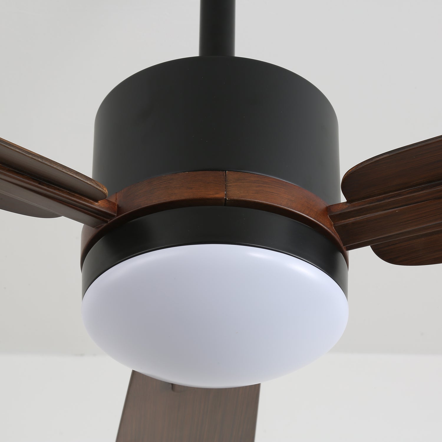 Zeyra Ventilatorleuchte, die ihre schlanke, moderne Designästhetik veranschaulicht