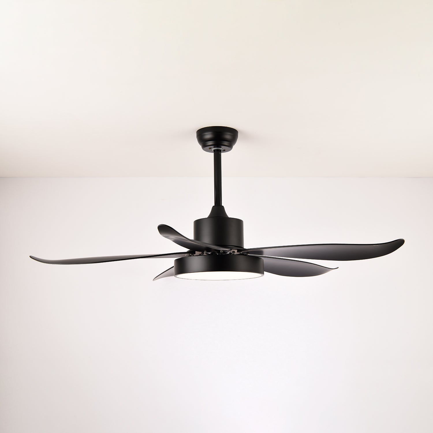 Auron Moderne Deckenventilatorleuchte aus einem anderen Blickwinkel, die das Gesamtdesign zeigt