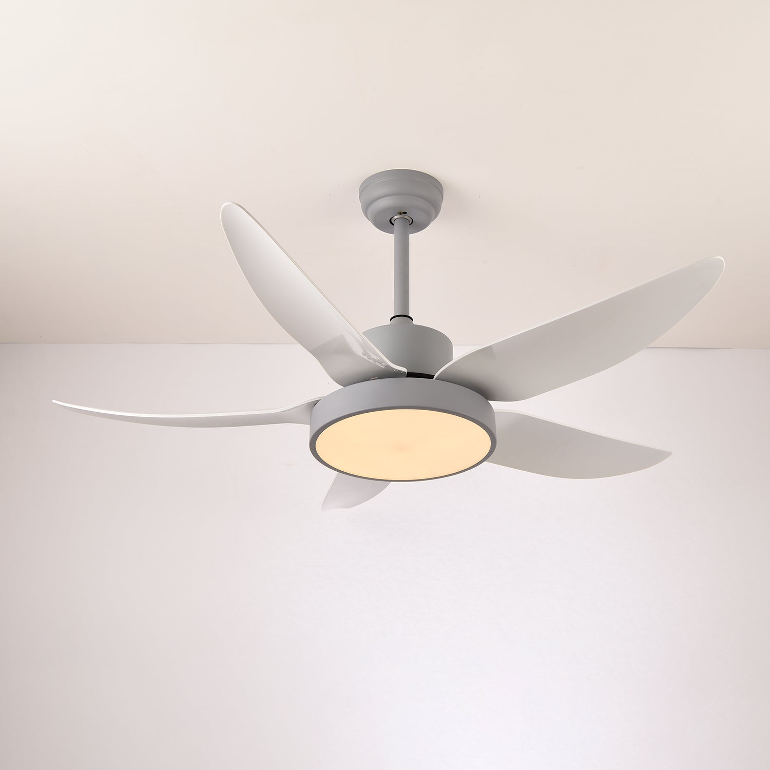 Seitenansicht der Auron Modernen Deckenventilatorleuchte, die ihr schlankes Profil hervorhebt
