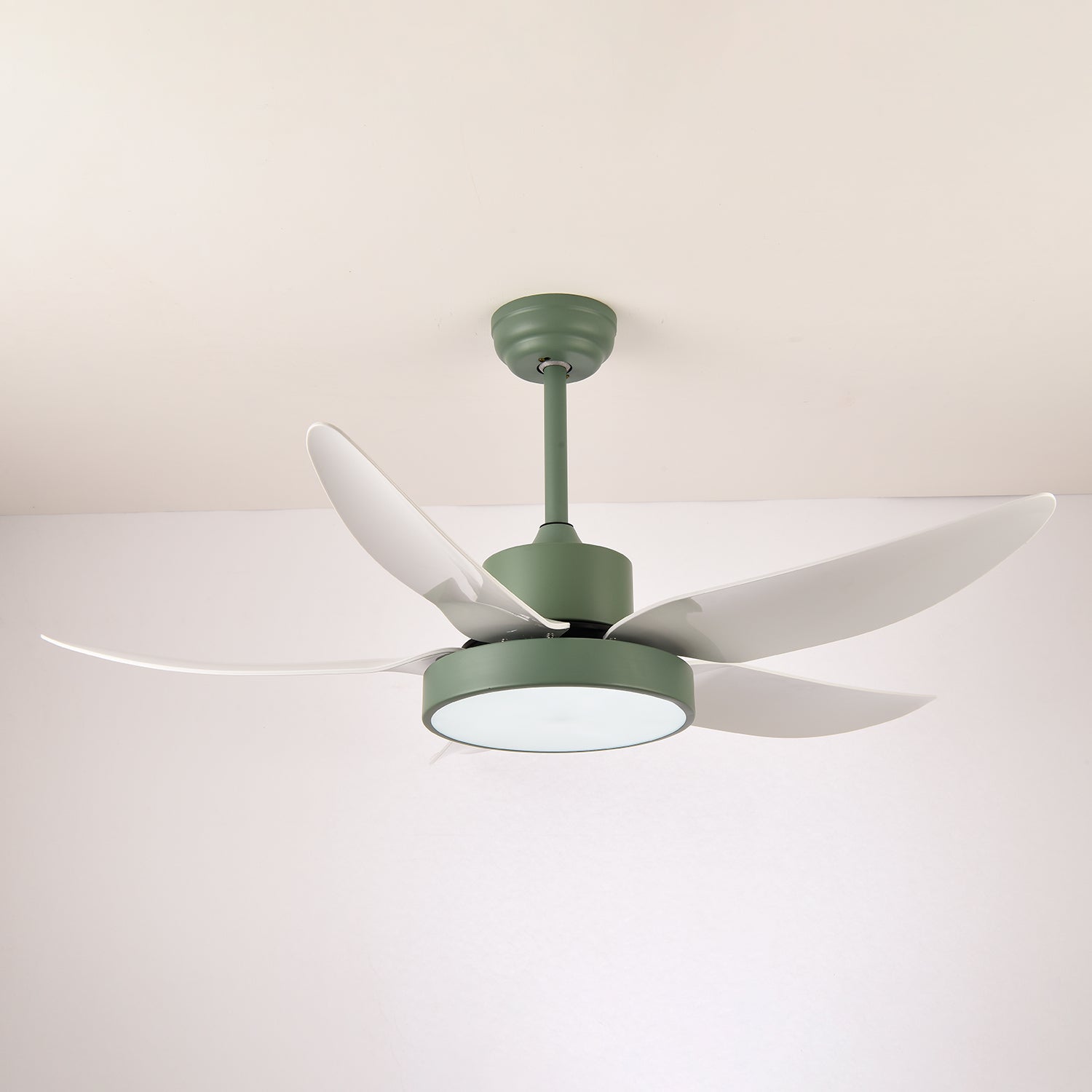 Auron Moderne Deckenventilatorleuchte an einer Decke installiert