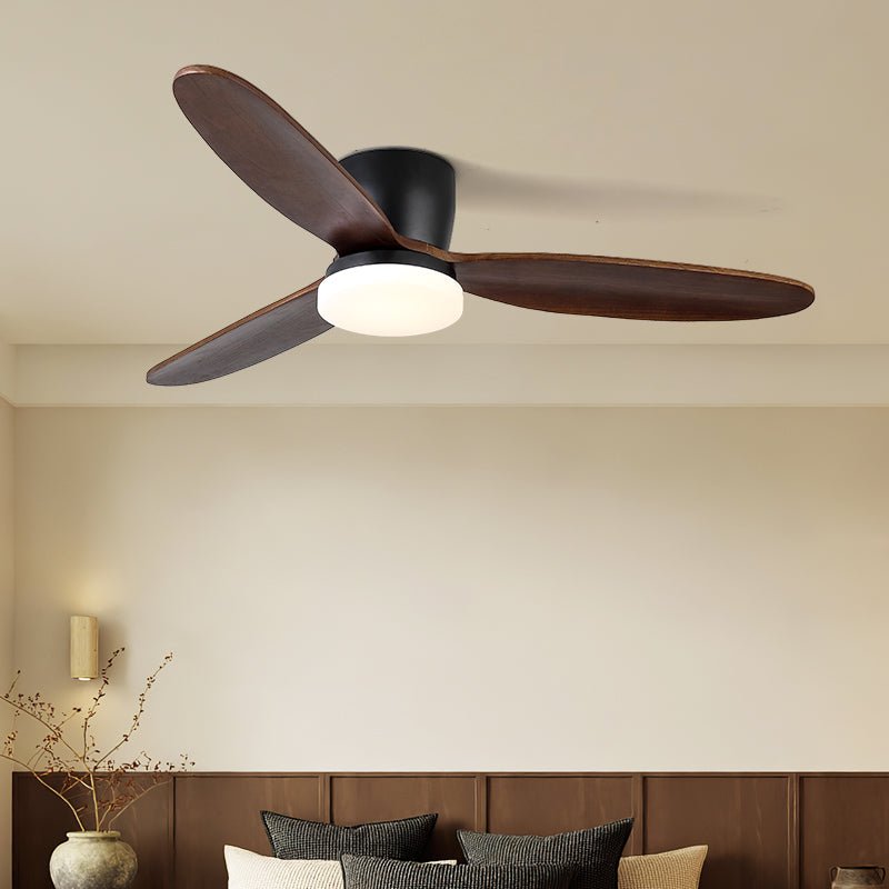 Detail der Walnuss-Oberfläche des Athyrs Deckenventilators mit Beleuchtung