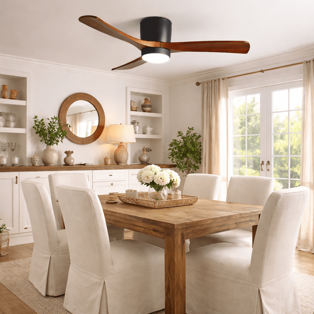 Ezra Nordische Deckenventilatorleuchte, Nahaufnahme von LED-Licht und Holzflügeln