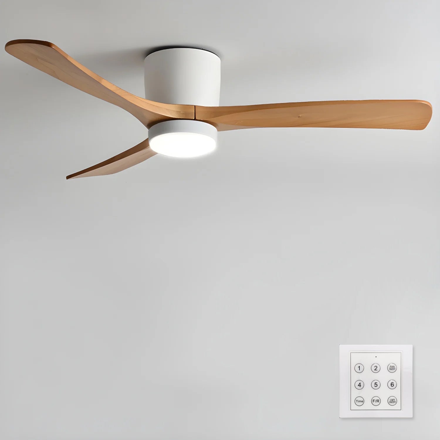 Elena Moderner Holz-Deckenventilator mit Licht aus einem niedrigen Winkel
