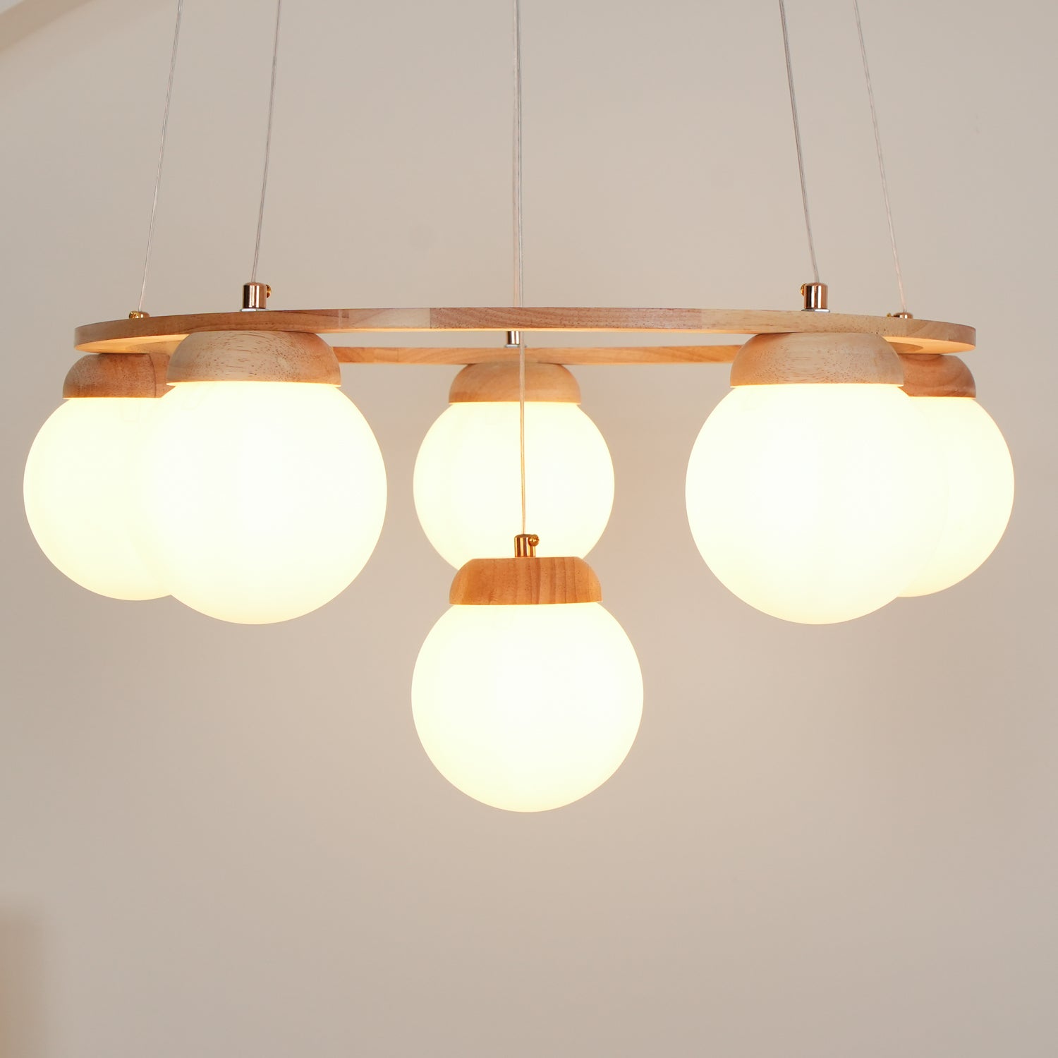 Lustra Kronleuchter Holzring Opalglaskugeln-Letslighting