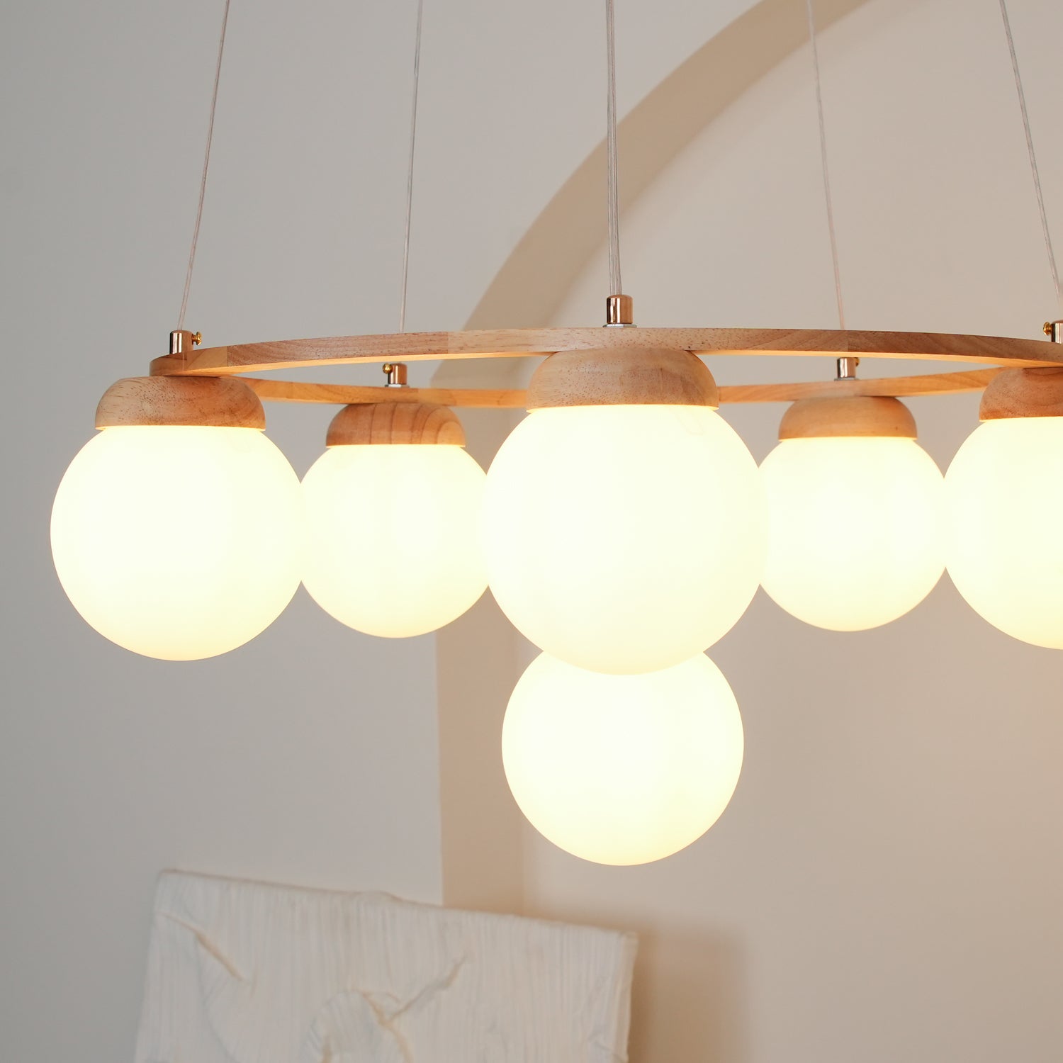 Lustra Kronleuchter Holzring Opalglaskugeln-Letslighting
