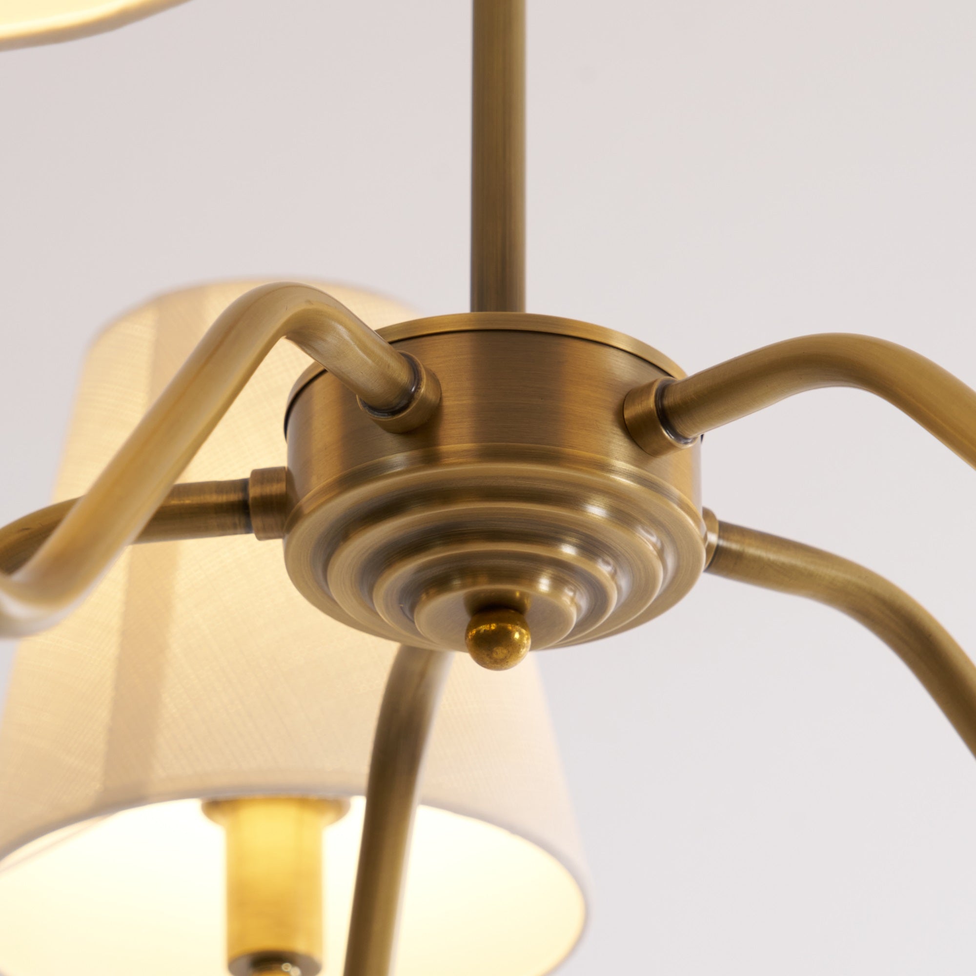 Viraean Vintage Kronleuchter aus Messing mit Stoffbezug-Letslighting