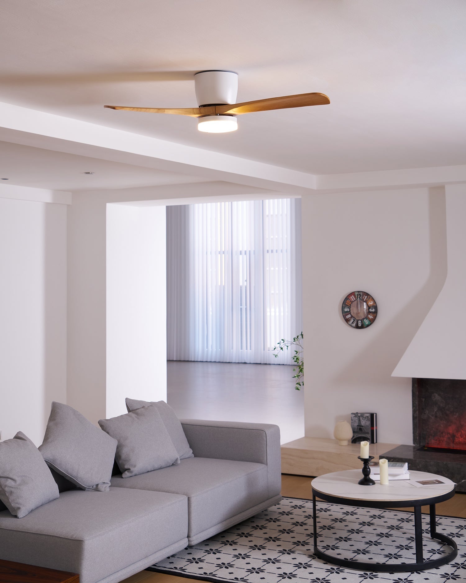 Elena Moderner Holz-Deckenventilator mit Licht mit Fokus auf seine langlebigen Materialien