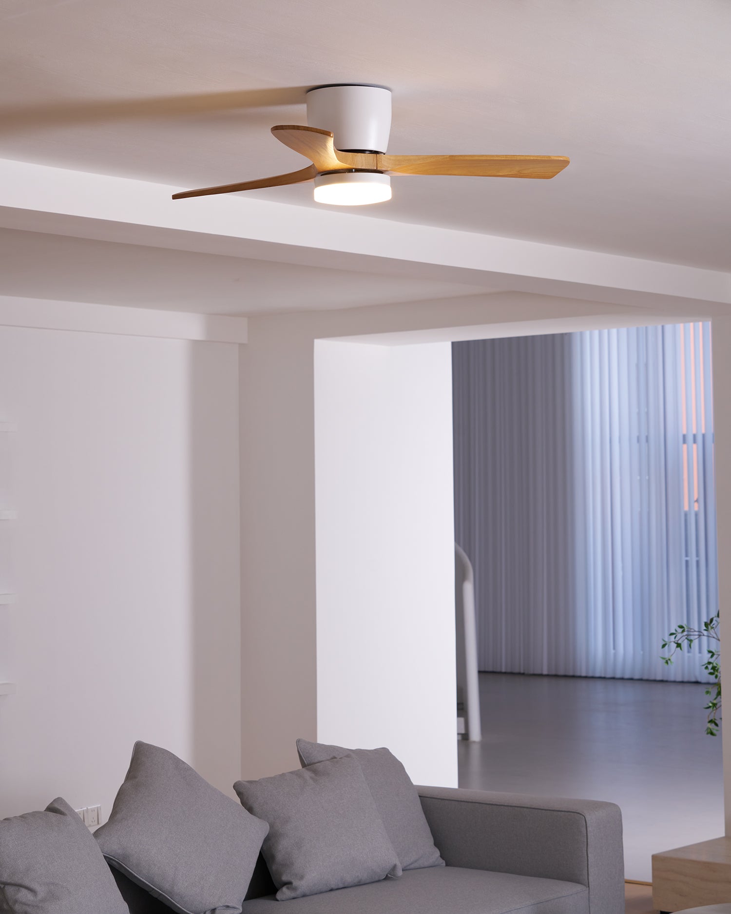 Nahaufnahme des Acrylschirms und des Lichtmoduls des Ezra Nordischen Deckenventilators.