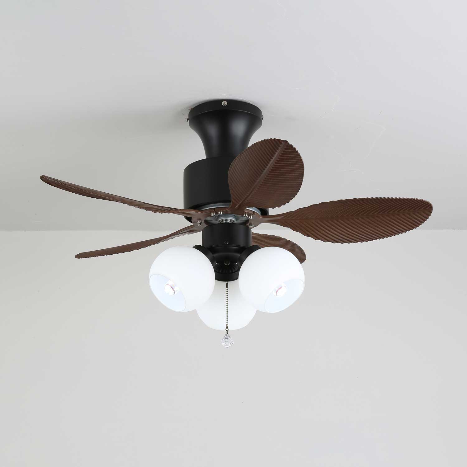 Althea Deckenventilatorleuchte, die einen Raum beleuchtet