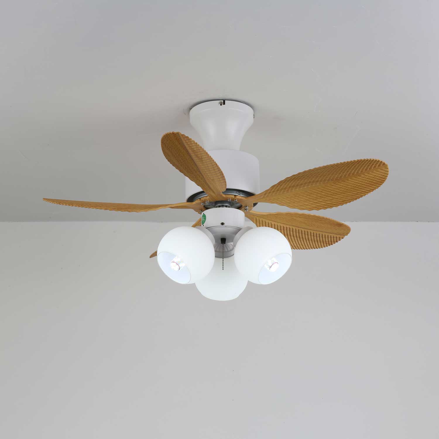 Althea Vintage Ventilatorleuchte in einem Wohnzimmer installiert