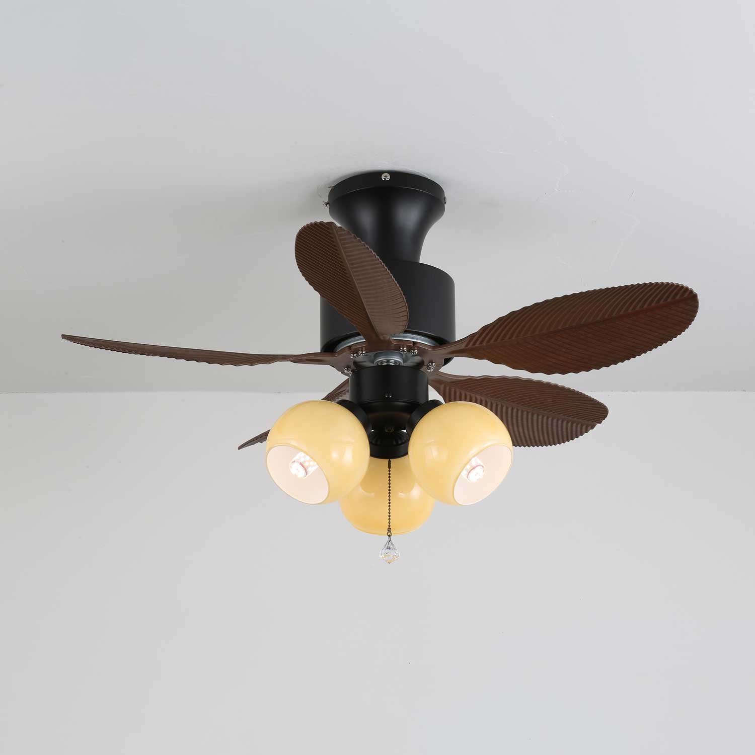 Lifestyle-Aufnahme der Althea Deckenventilatorleuchte in einem modern-vintage Interieur